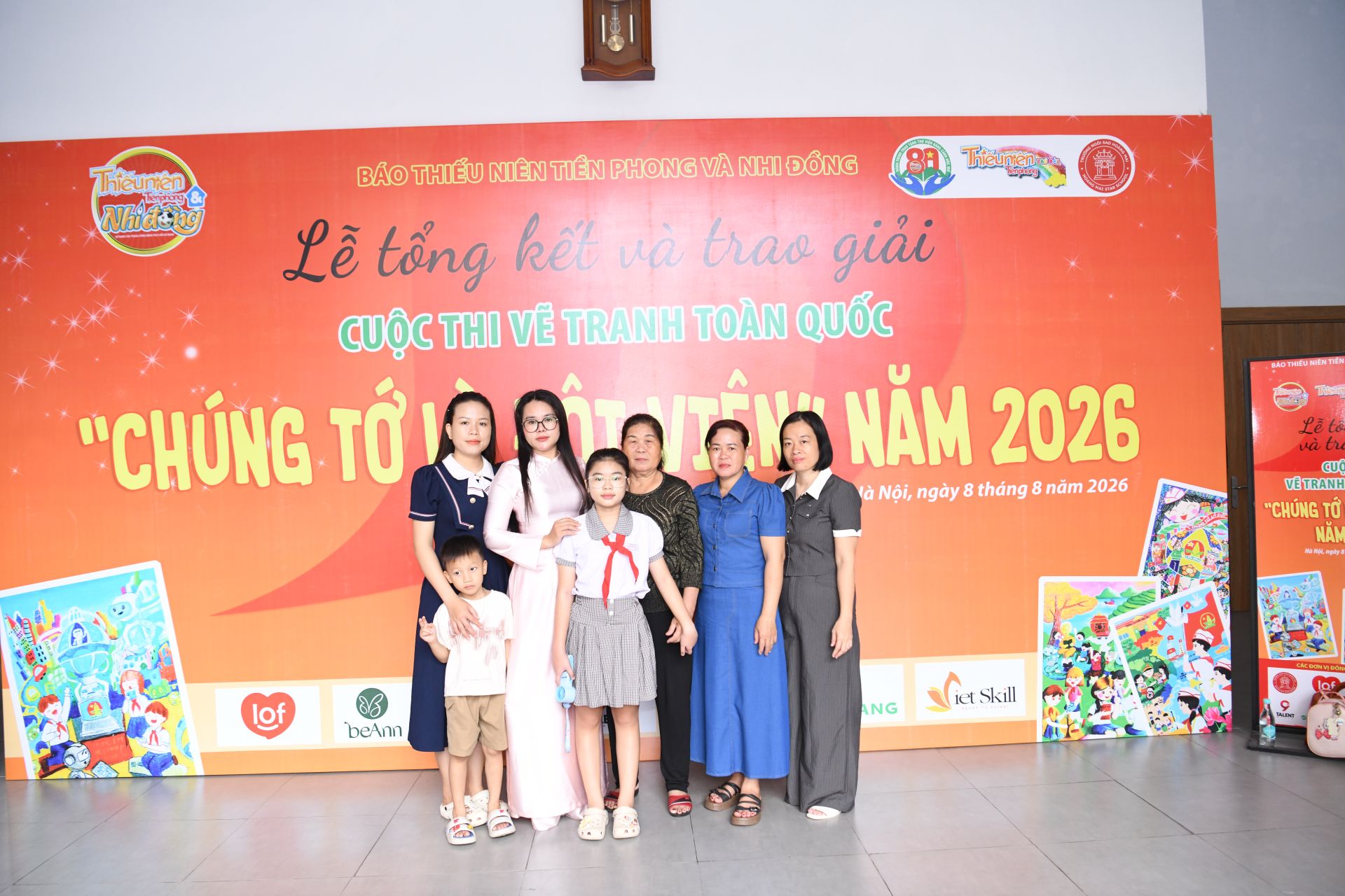Gia đình và thí sinh chụp ảnh lưu niệm