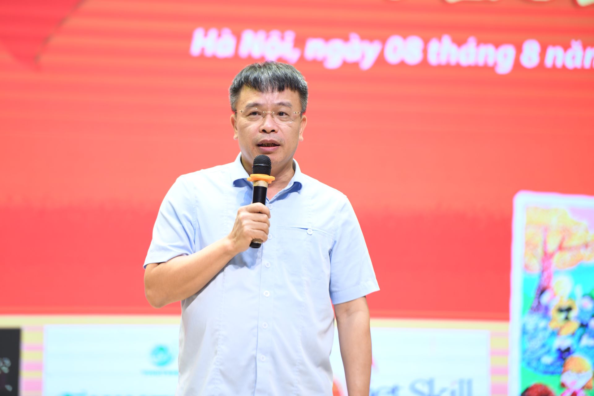 Nhà văn, nhà báo Nguyễn Phan Khuê phát biểu tại chương trình