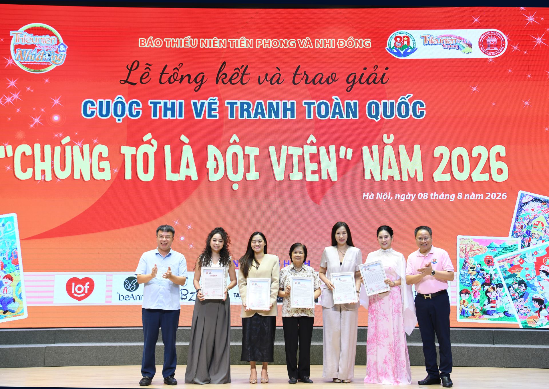 Ban Tổ chức trao thư cảm ơn các đơn vị đồng hành
