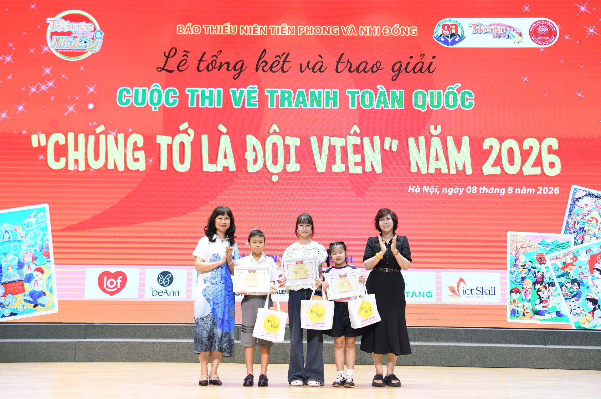 Các bạn nhỏ nhận giải tại cuộc thi Chúng tớ là đội viên 2026